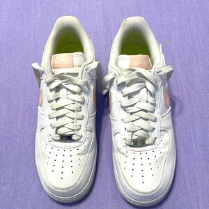Nike Air women’s shoes size 9.5.  EUC. Literally worn 3 times.  White/pink.